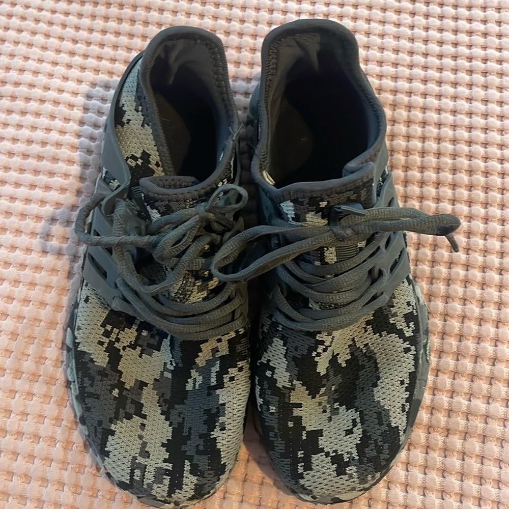 Tennis shoes